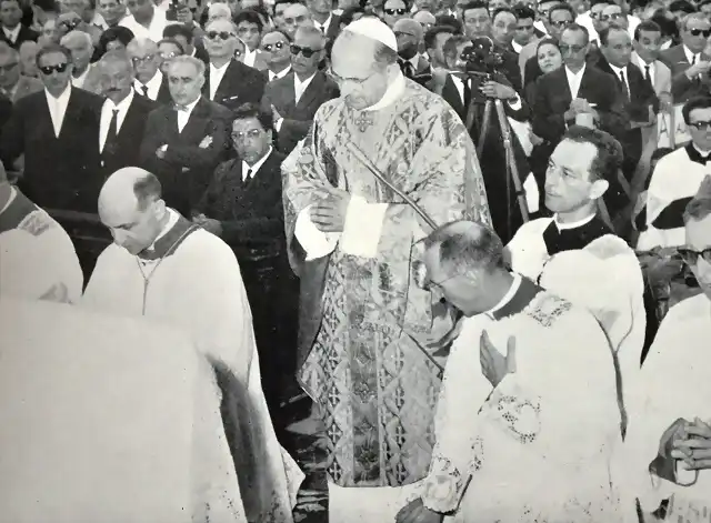 paul vi in gothic chasuble