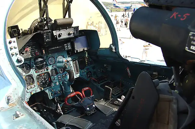 800px-Cockpit_of_Sukhoi_Su-33_(2) (1)
