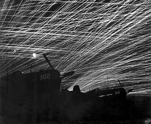 Fuego antiareo japons sobre el aerodromo de Yontan en Okinawa. En la oscuridad se aprecian Corsair de los Hell's Belles. Ao 1945