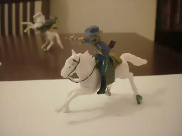 Aster. Foto 7. Soldado federal a caballo con revolver
