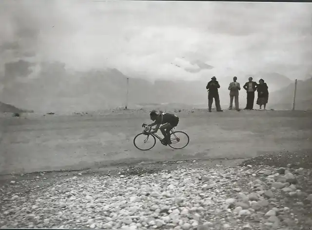 475. 1949 - Tour. 16? etapa, 10,1 Ferdi Kubler en el descenso de Vars
