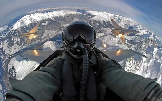 Autofoto de un piloto de la Fuerza Aérea Suiza. Schweizer Luftwaffe. Año 2013