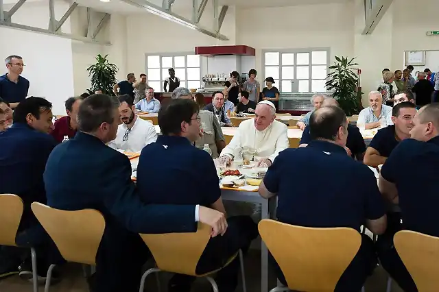 el Papa almuerzon con algunos empleados