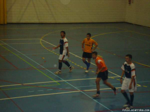Moto ugando al futbol