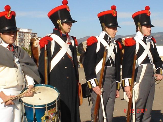 Los soldados se preparan para fusilar al grupo.