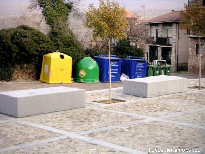 Contenedores de basura en la Plaza de la Iglesia