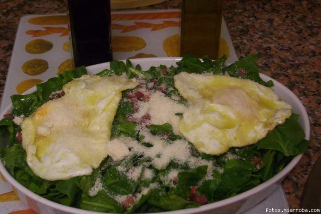 ENSALADA DE ESPINACAS, JAMON, HUEVOS Y PARMESANO