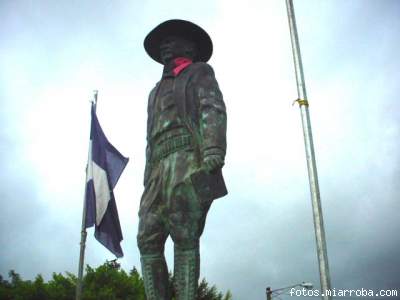 Sandino en Niquinhomo estatua