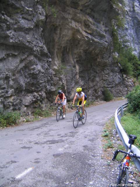 Pedaleando por el caon de Aisclo en el ascenso a Fanlo