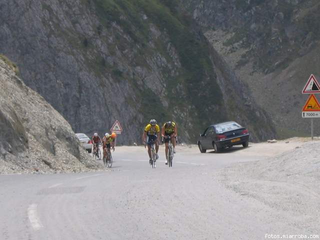 Apretando los dientes para coronar el Tourmalet