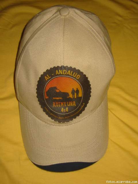 gorra con logo