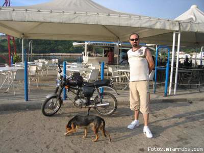 moto y  perro cubanos
