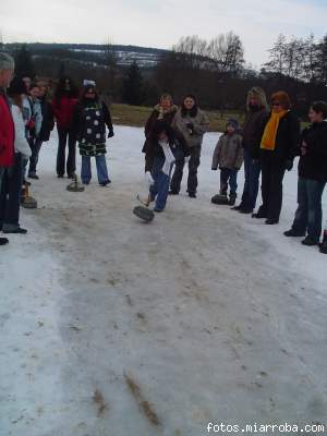 JUGANDO EN UNA PISTA DE HIELO JUGANDO EN UNA PISTA DE HIELO