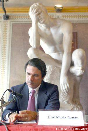 Aznar estatua