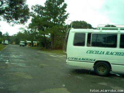 un bus en el pueblo de la mesa