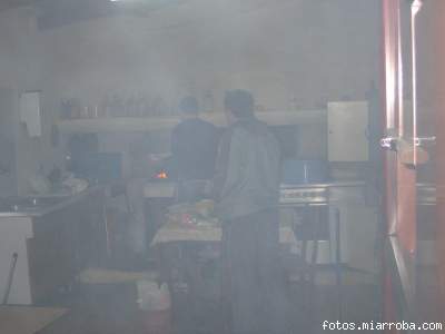 peibol cocinando bajo la atenta mirada del humo y de sunday