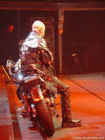 Rob Halford usando unas New Rock