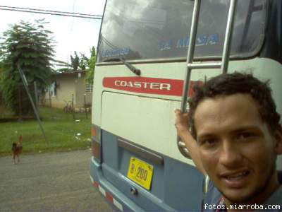 esperando bus en la mesa