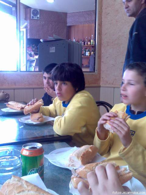 comiendo