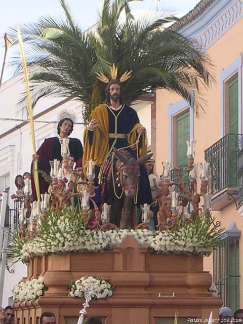 El paso de la Borriquita de Cantillana bajando la cuesta del reloj El paso de la Borriquita de Cantillana bajando la cuesta del reloj