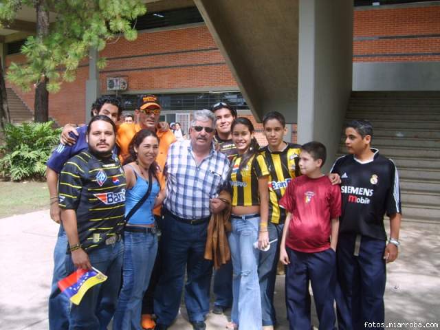 Visita de Comenbol! Hinchas AuRiNeGrOs