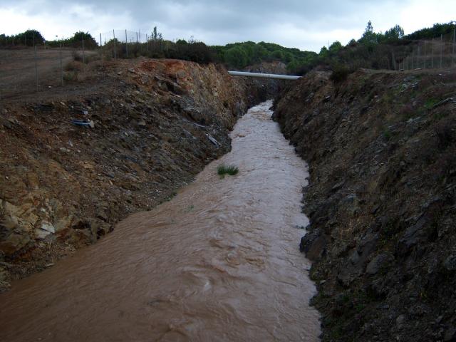 Canal de desvio de aguas de lluvia.