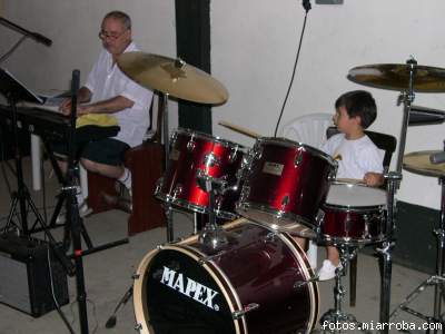 tocando bateria