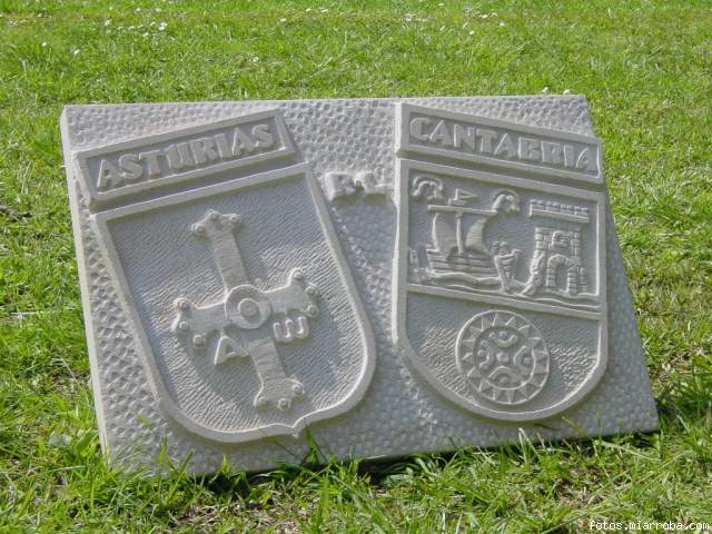 Escudo conjunto de Asturies y Cantabria sin las respectivas coronas por deseo de su destinatario.