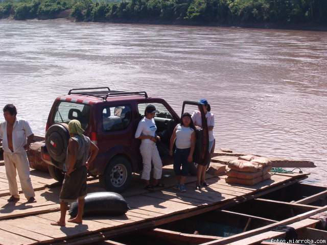 CRUZANDO EL RIO HUALLAGA - SELVA DEL PERU ( ANTES DE PINTARLO)