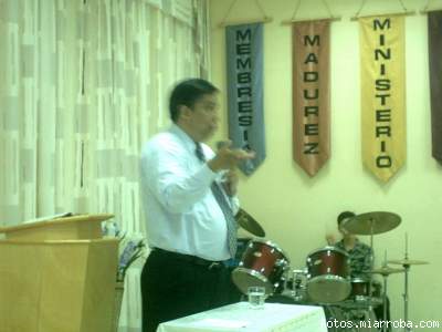 Pastor Donato Valadez Exponiendo la Palabra de Dios.