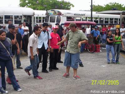 gente esperando bus en el dorado