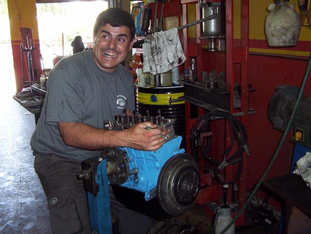 EL TIO AMADOR COGIENDO EL MOTOR