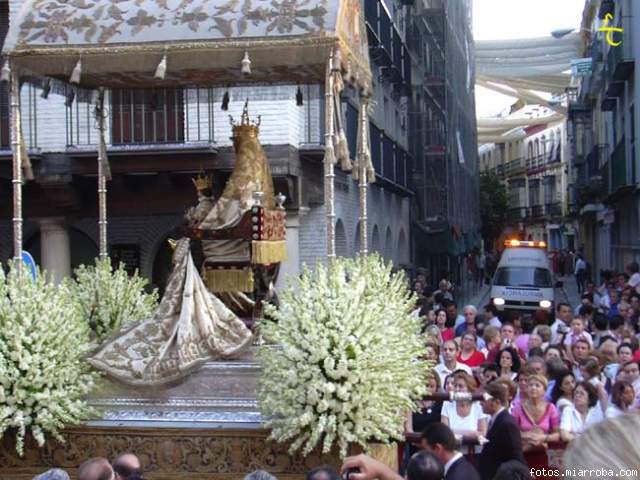 atrancada ante la virgen