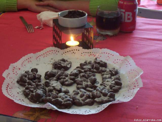 Negritos nevados con frutos secos y Fondue de chocolate