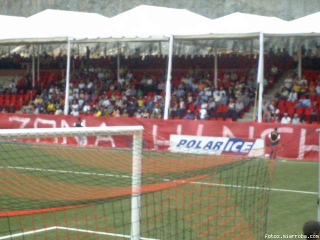 tribuna con el trapo de zona hincha