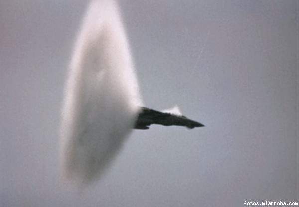 f-14 rompiendo la barrera del sonido