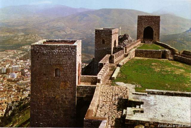 Castillo, patios y cruz