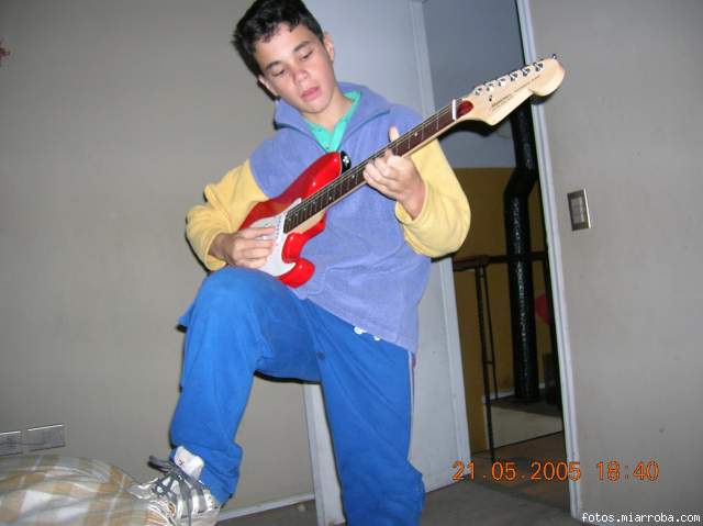 toy yo con mi guitarra pa q me conostan