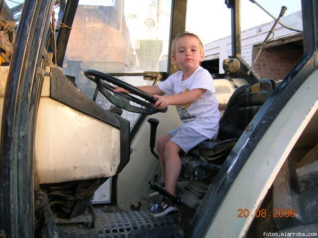 Santi en el tractor del abuelo
