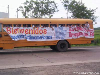 bus escolar del urraca en la carvana de los campeones de beis