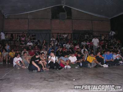 Las chicas y yo arriba a la izquierda en la tribuna...