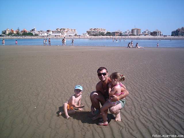 En la playa con su papi