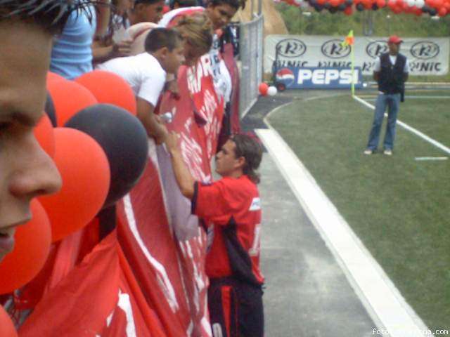 zurdo firmando autografos