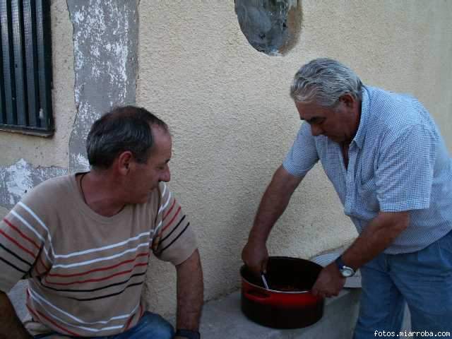 Preparando la merienda en las bodegas