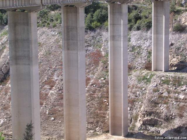 LA Llosa del Cavall marca del agua en el puente