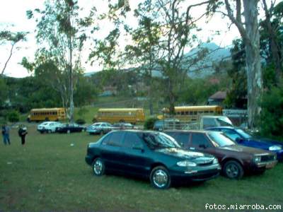 fila de buses de empleados en santa fe