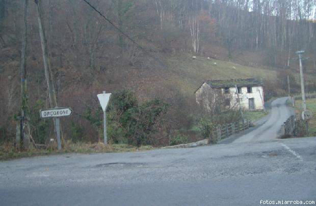 Cruce con la D933 entre Arnegi y Donibane Garazi.