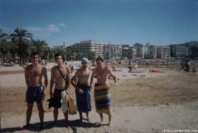 Los 4 en la playa y dos haciendo el tonto