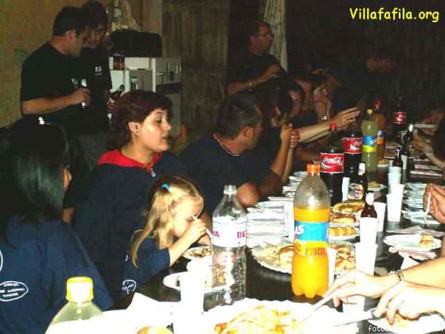 En plena faena, cenando como es debido