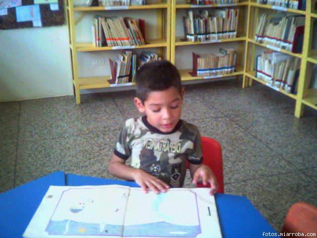 mi hijo en la biblioteca